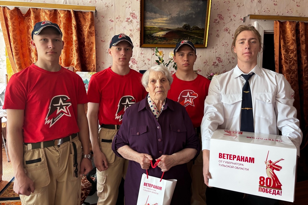 Узловские волонтеры поздравили ветеранов и вручили им подарки от губернатора.