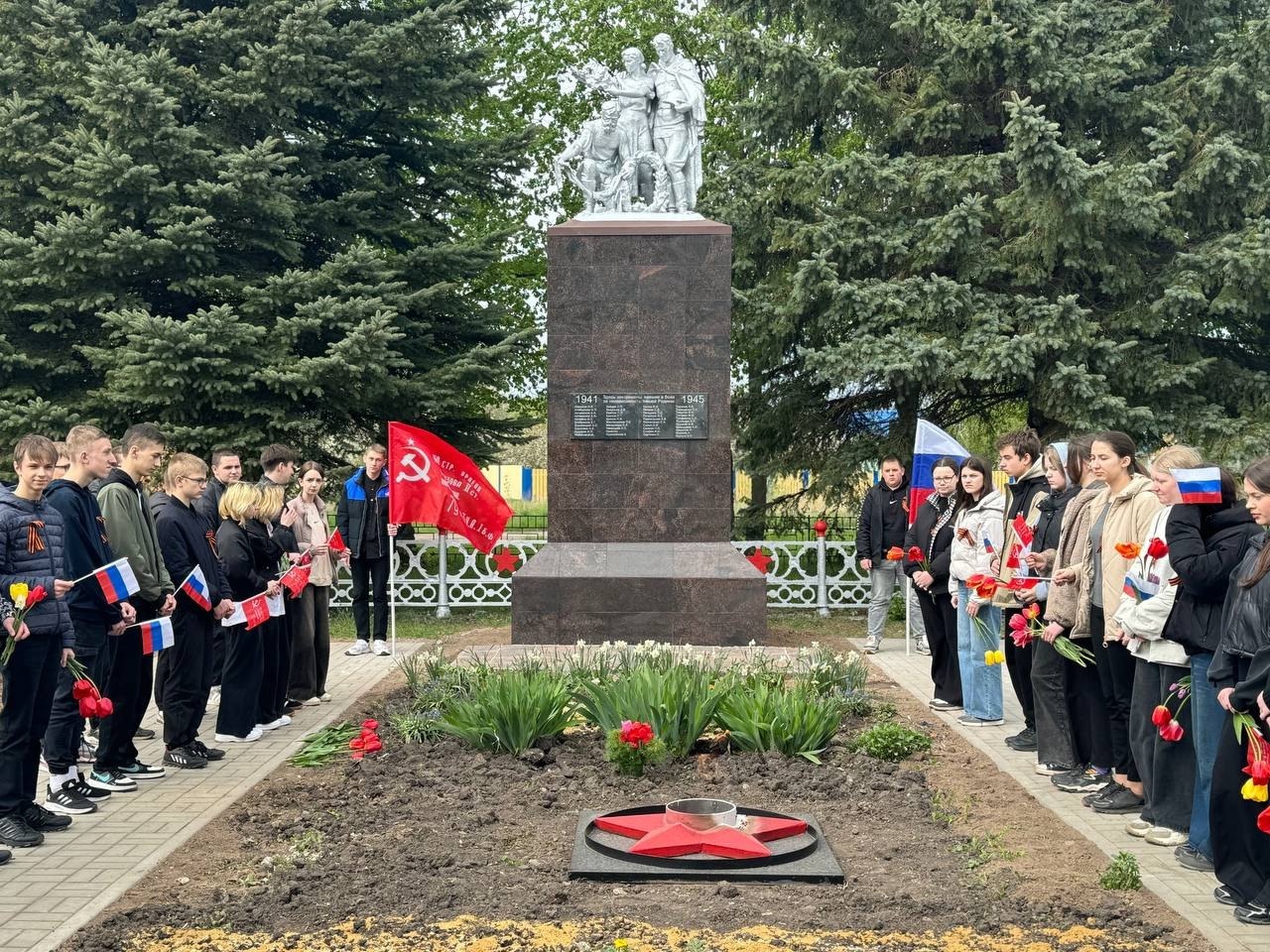 В селе Смородино, на захоронении павших воинов Великой Отечественной войны, где покоятся останки 156 бойцов 10 армии, прошли памятные мероприятия, посвященные 80-летию Великой Победы.