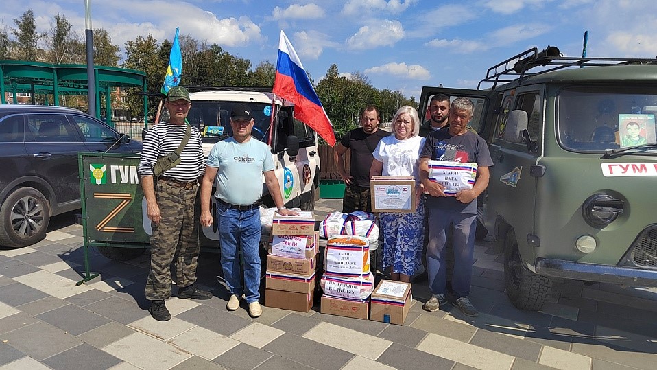 Дубовская сельская библиотека собрала гуманитарную помощь, которую передали обществу десантников г. Узловая.