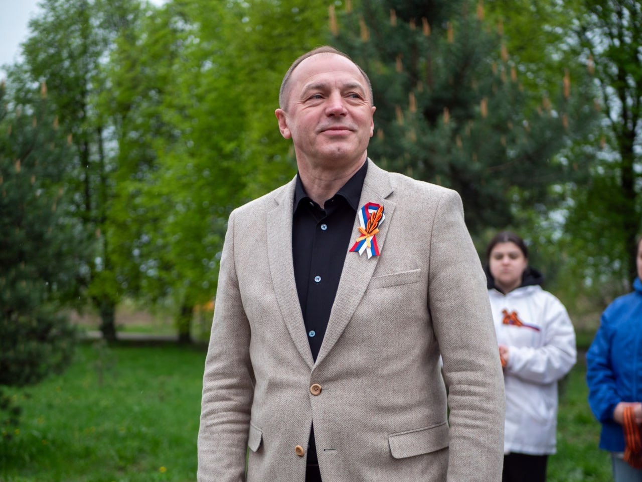 В Сквере ветеранов микрорайона Радужный волонтеры провели гражданско-патриотическую акцию «Георгиевская ленточка».