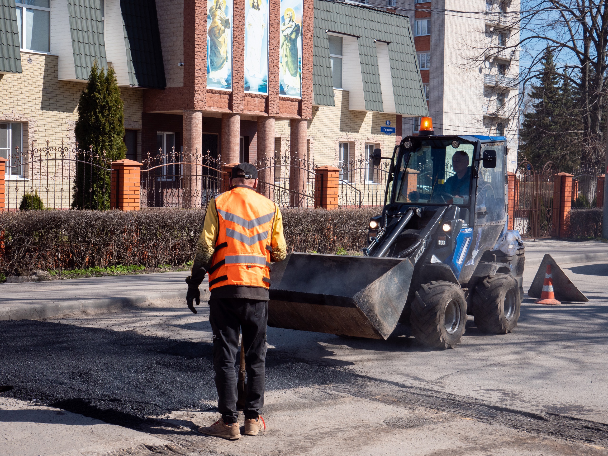 Управление городского хозяйства приступило к локальному ремонту улично-дорожной сети.