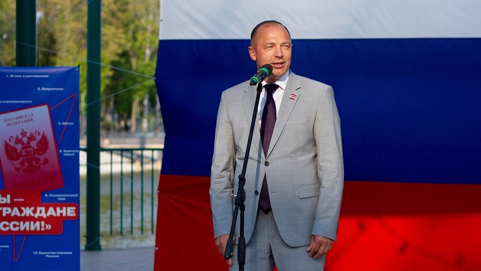 На пешеходной зоне у Свиридовского пруда узловчане отметили День флага.