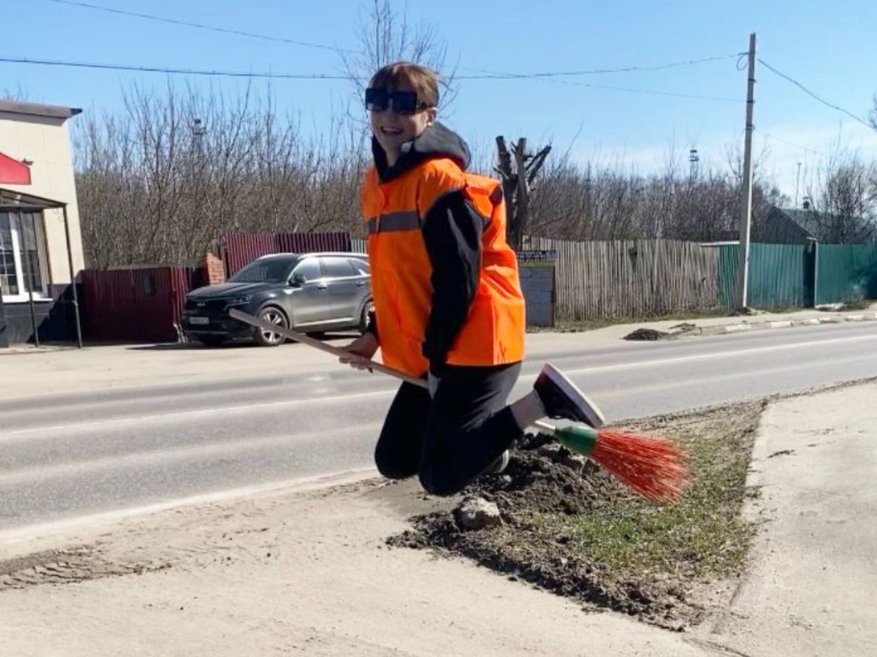Нет, это не шабаш — это городской субботник!.