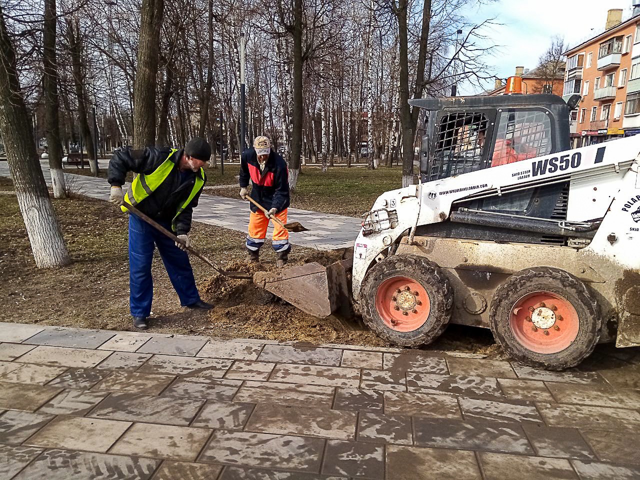 Управление городского хозяйства продолжает работы по очистке территорий после таяния снега.