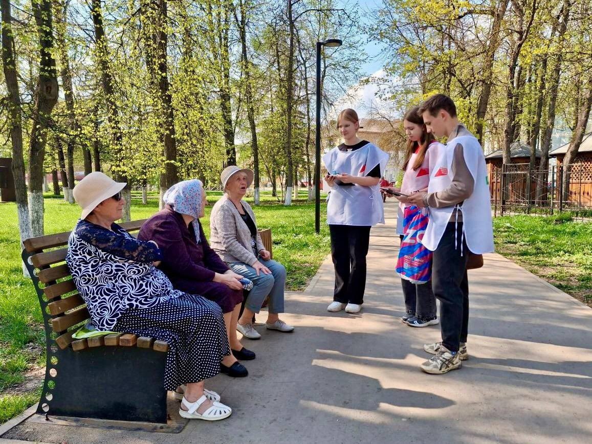 Вместе делаем наш город лучше! Волонтёры помогают жителям выбрать пространство для благоустройства.