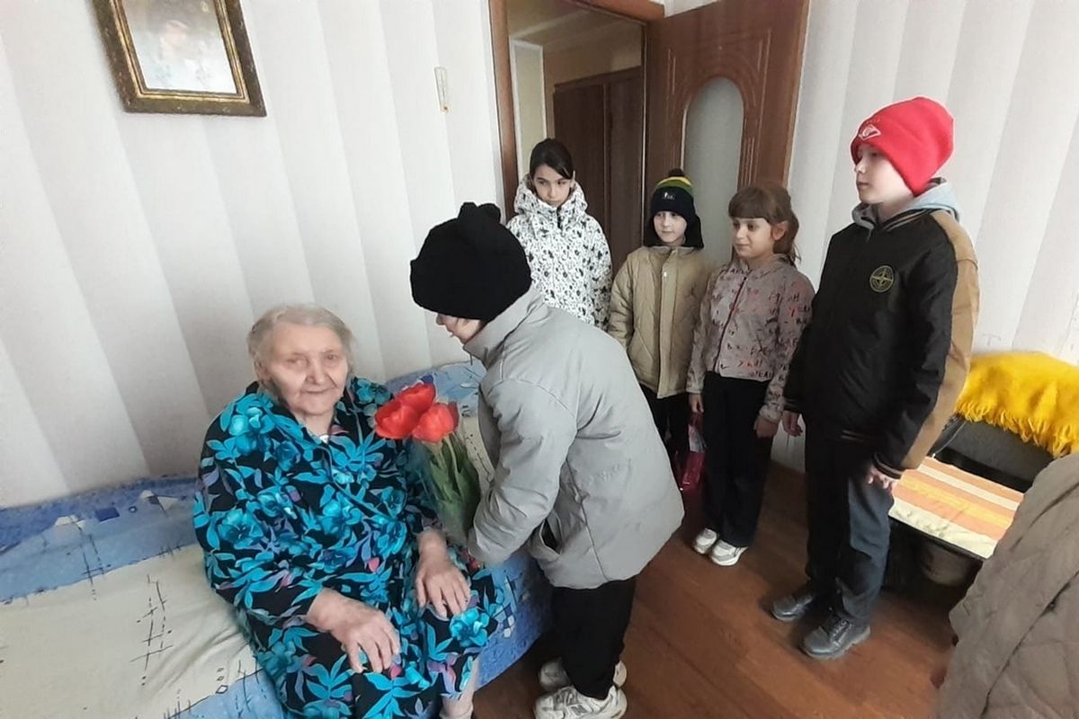 Акция «Красная гвоздика: Память, передаваемая из поколения в поколение».