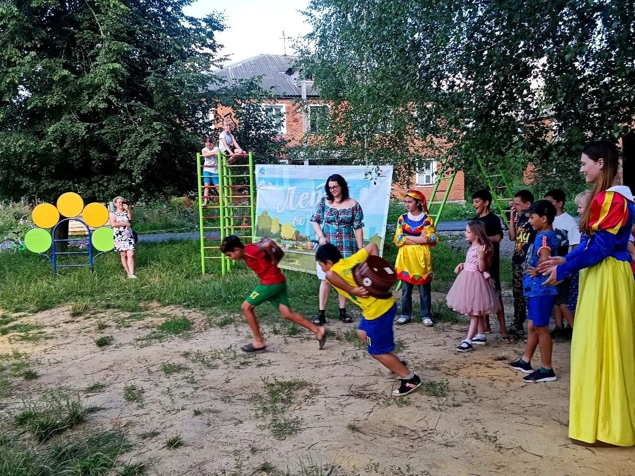 «Лето во дворах»: увлекательная игровая программа для малышей.