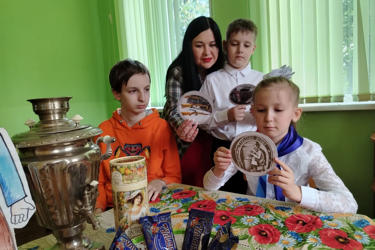 Узловские мальчишки и девчонки вместе с легендарным Левшой побывали на чаепитии по-тульски.