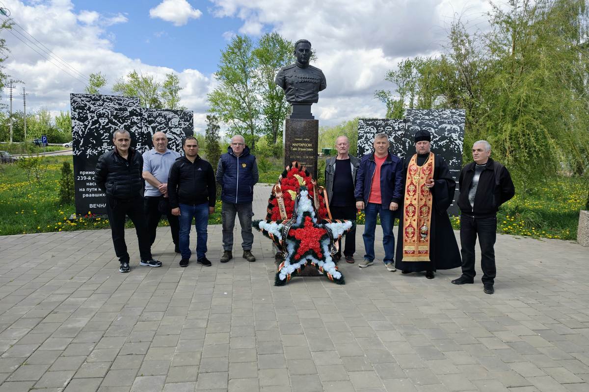 В Сквере Героев почтили память тех, кто оборонял Узловую во время Великой Отечественной войны.