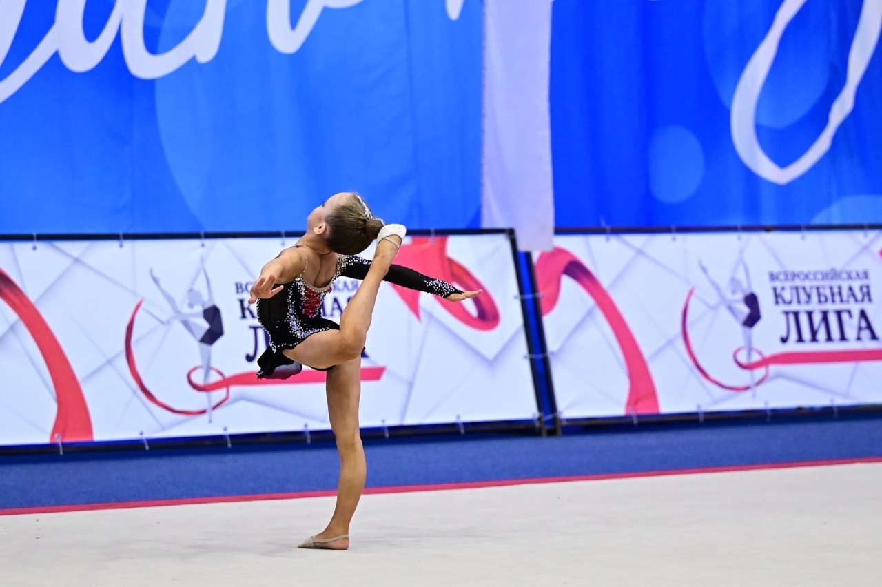 Юная гимнастка стала абсолютной чемпионкой на окружных соревнованиях в Серпухове.