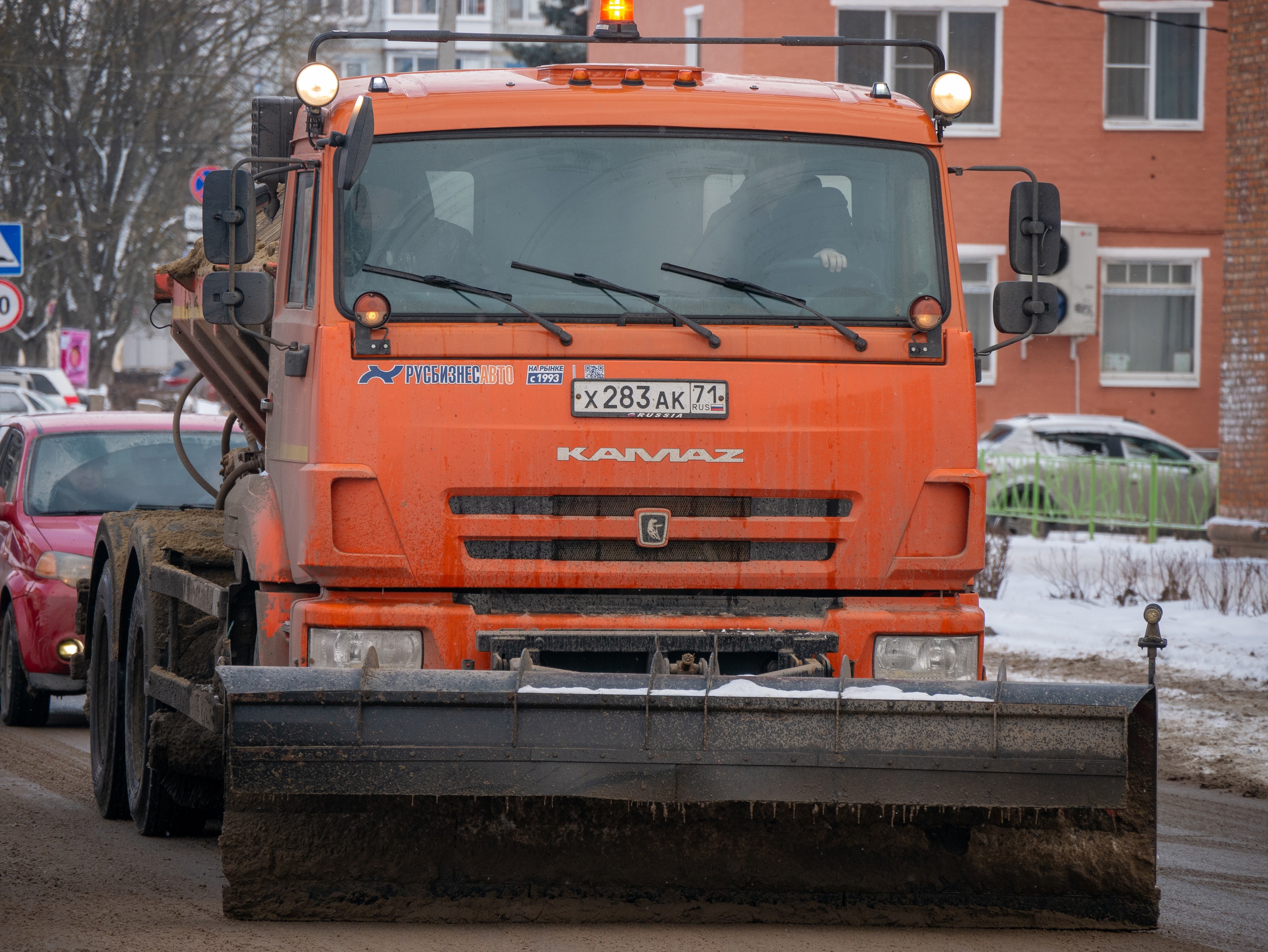 В Узловой регулярно проводится очистка дорог от наледи.