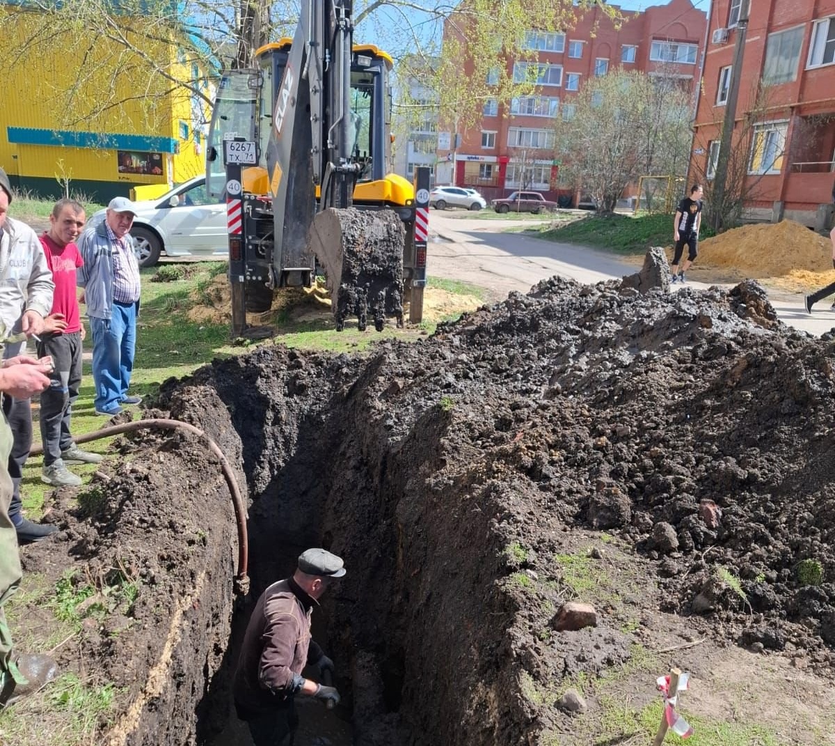 Продолжаются аварийные работы на улице 7 Съезд Советов.