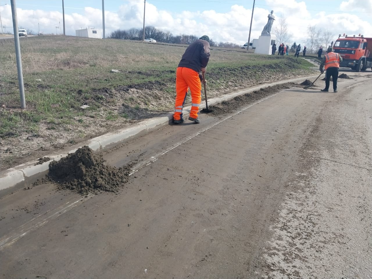 В рамках месячника чистоты вместе с «Тулавтодором» навели порядок на мемориале зенитчицам.
