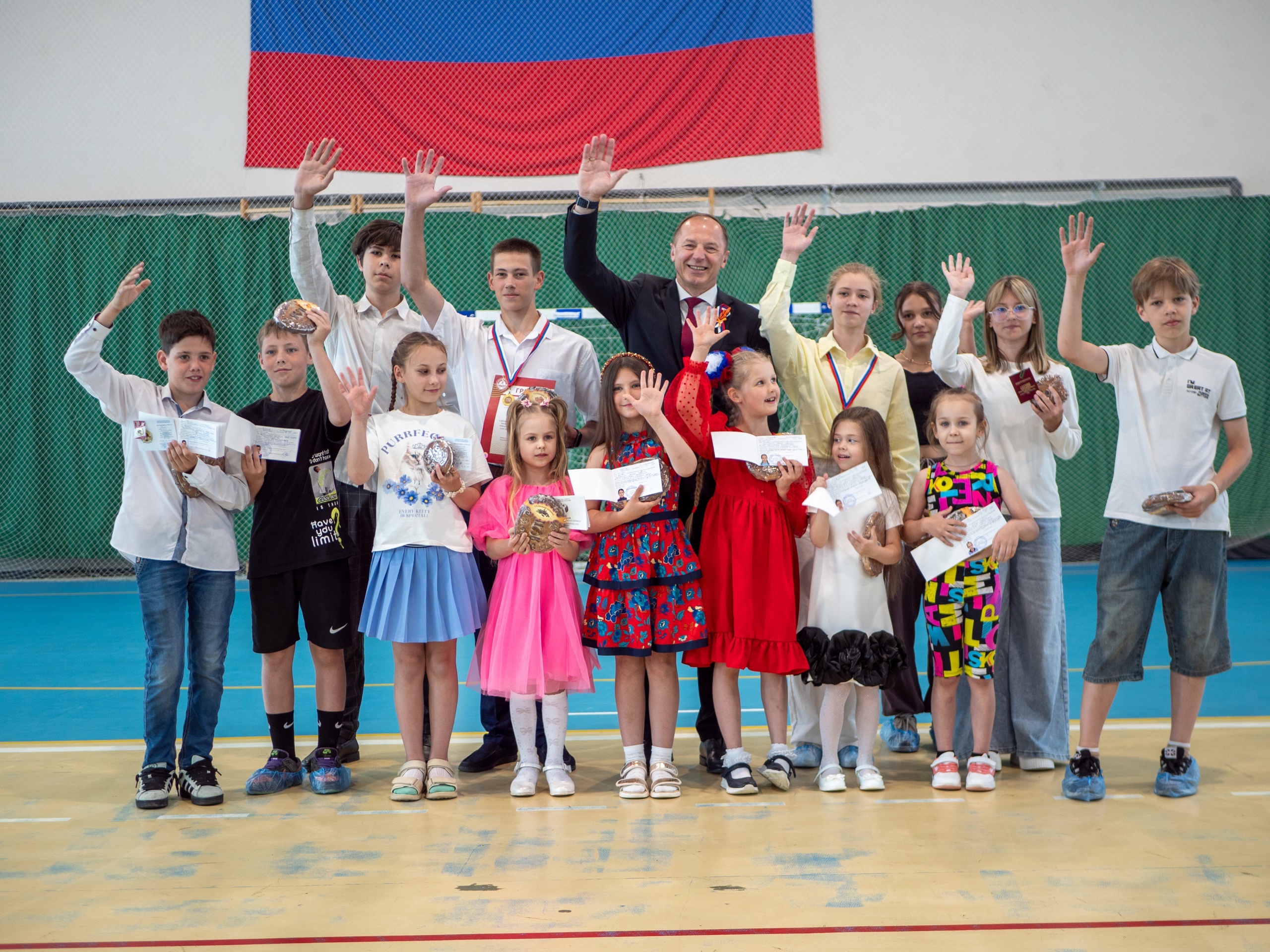 В физкультурно-оздоровительном комплексе «Узловая-Арена» состоялось торжественное вручение значков ГТО и разрядных книжек юным спортсменам.