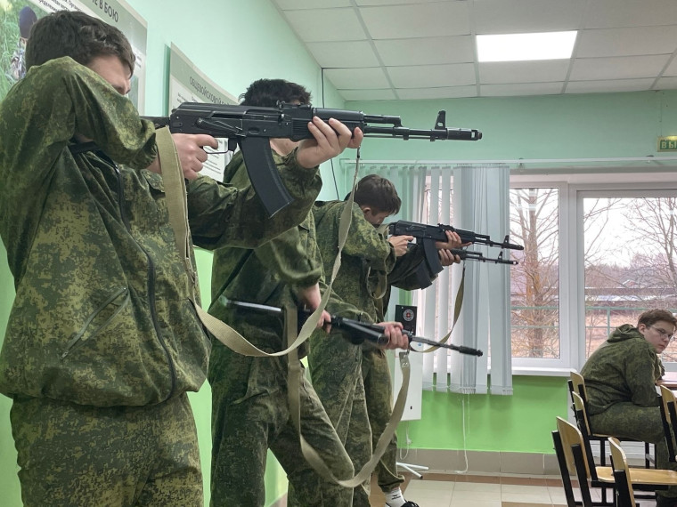Сегодня в учебно-методическом центре патриотического воспитания «Авангард» стартовали занятия для юношей 10 классов из школ района. Сегодня в учебно-методическом центре патриотического воспитания «Авангард» стартовали занятия для юношей 10 классов из школ района.